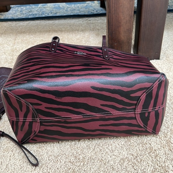 COACH tiger stripe reversible tote with pouch, wallet and wristlet set - Picture 9 of 15
